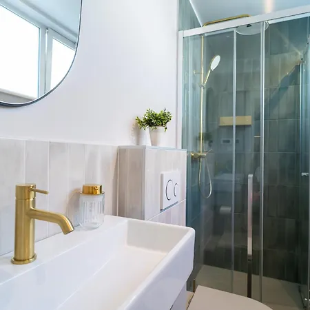 Pied-a-terre By Belmont Realty דירה